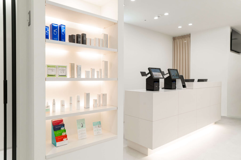 写真_ドクターズコスメ陳列棚